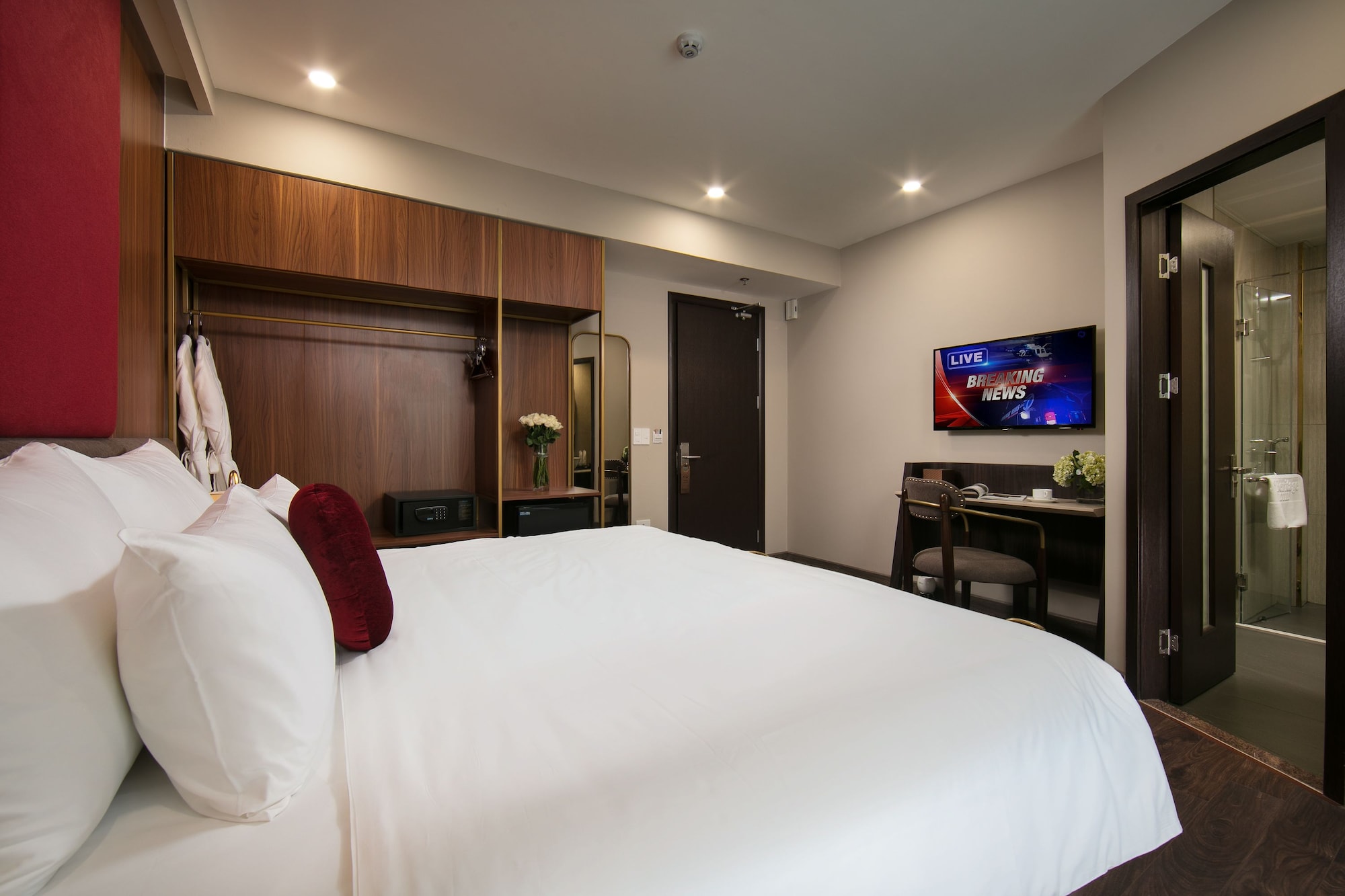 DELUXE, DOUBLE OR TWIN BED, CITY VIEW
