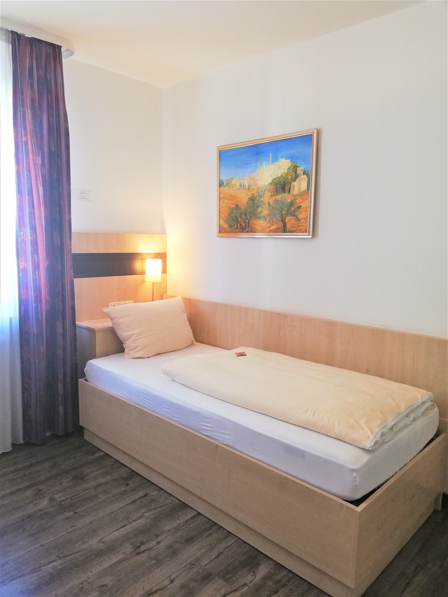 ROOM, SINGLE