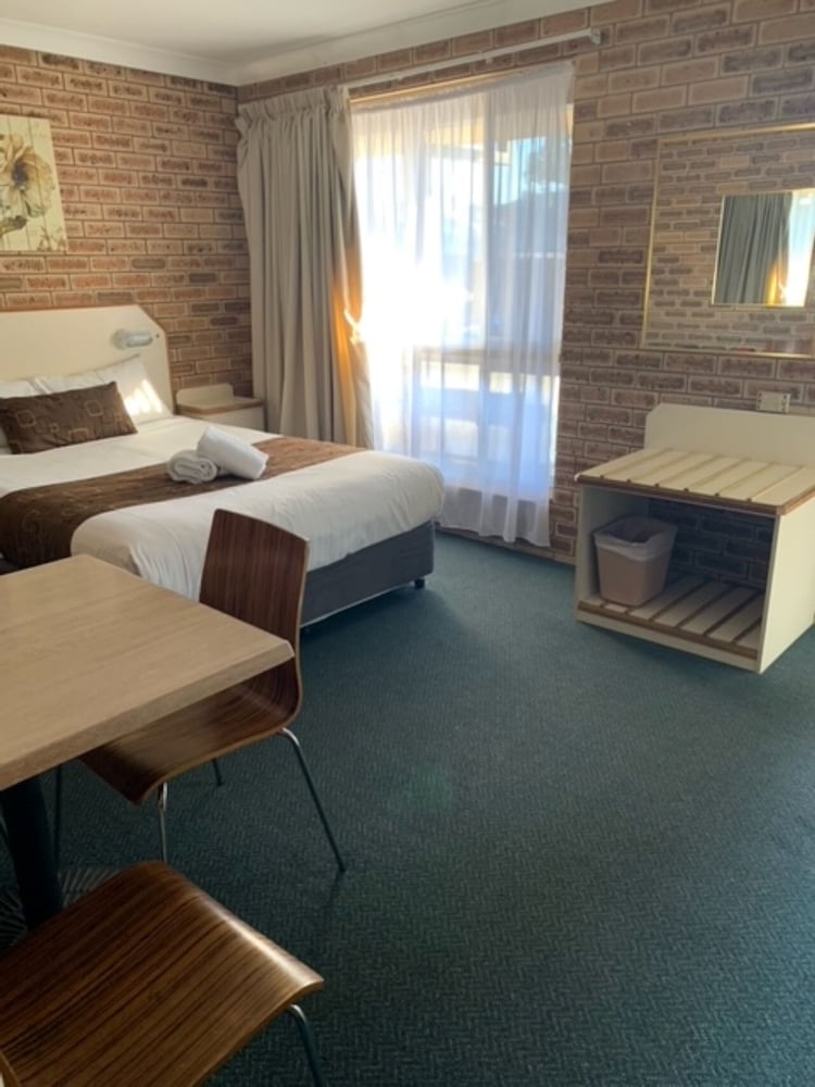 GARDEN CITY MOTOR INN 24/44