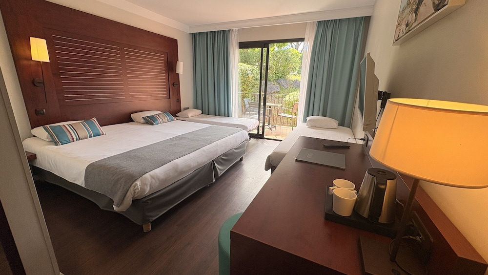Club, Quadruple, 1 King and 1 Single Beds, Murphy Bed
