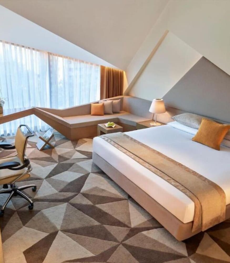 SUPERIOR, KING BED, AIRPORT VIEW