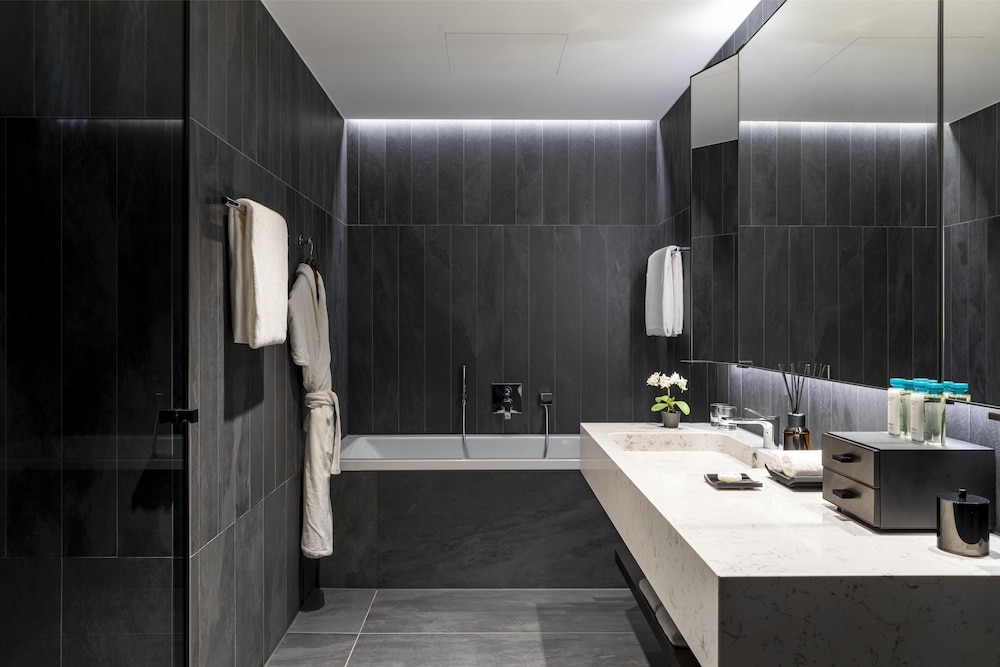 غرفة بريميير بسرير كينج، Kempinski Palace Engelberg 3/3