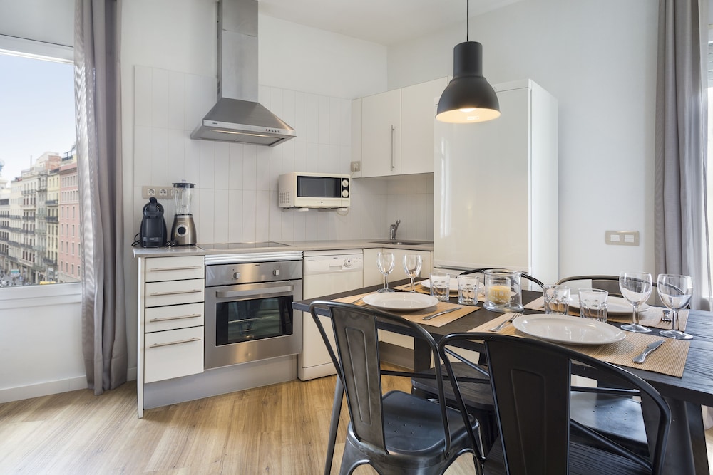 Amister Apartments 38/43