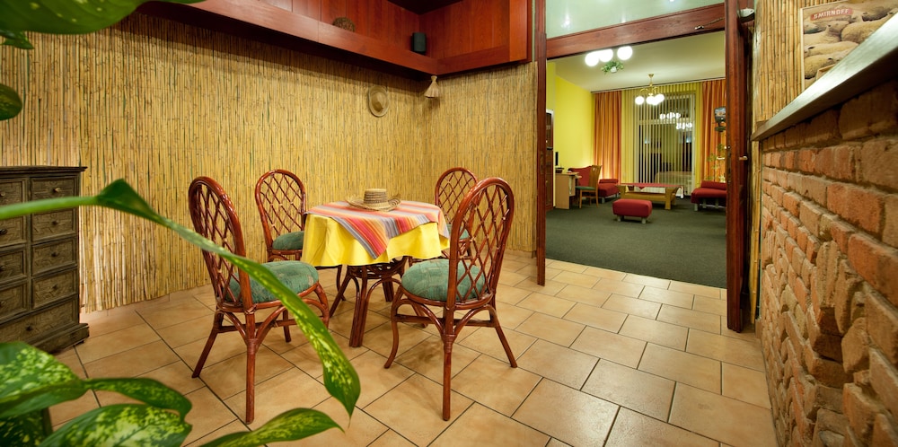 Henrietta Hotel 10/41
