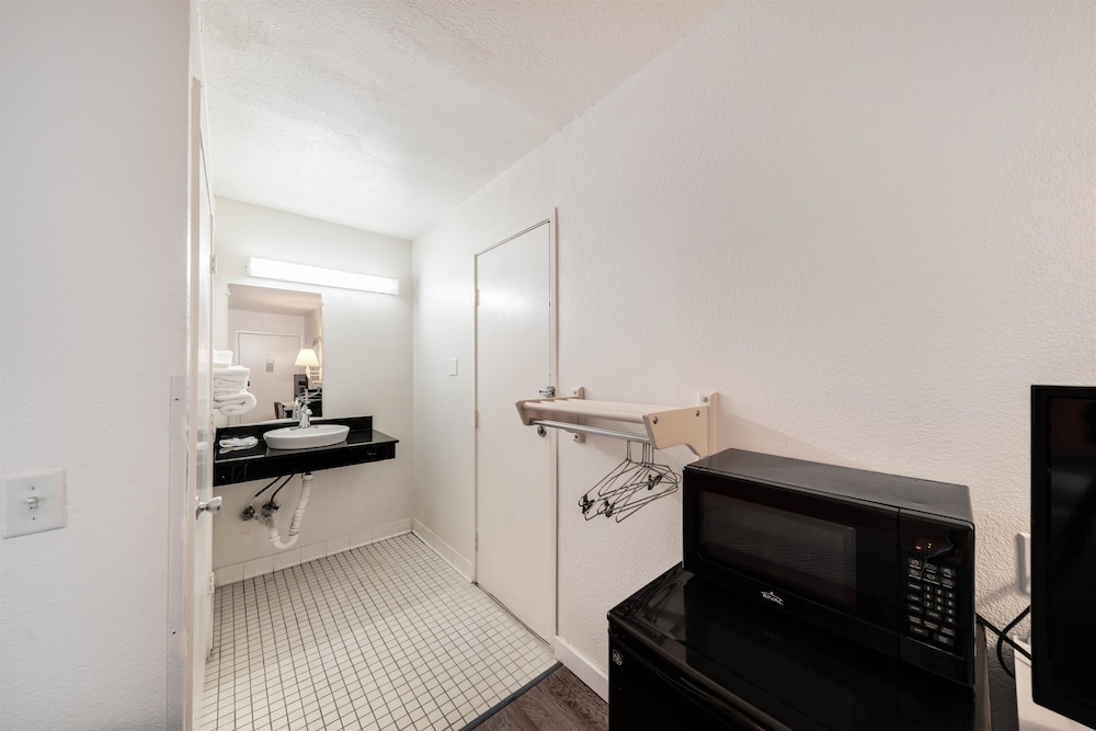 Motel6 Greenville, TX 43/45