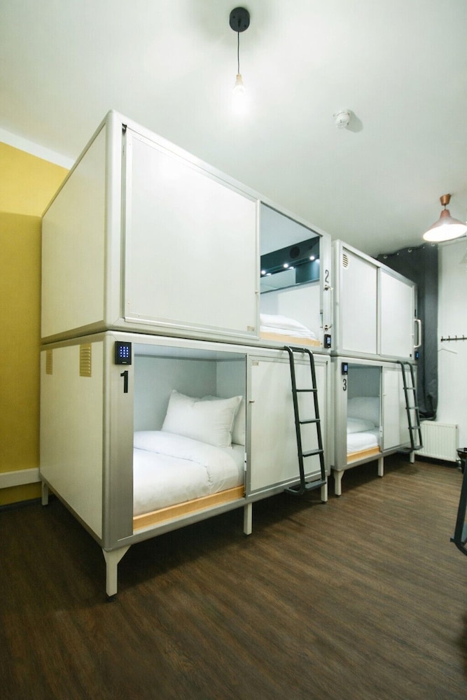 Capsule, King Bed, Queen Bed, Shared Bathroom