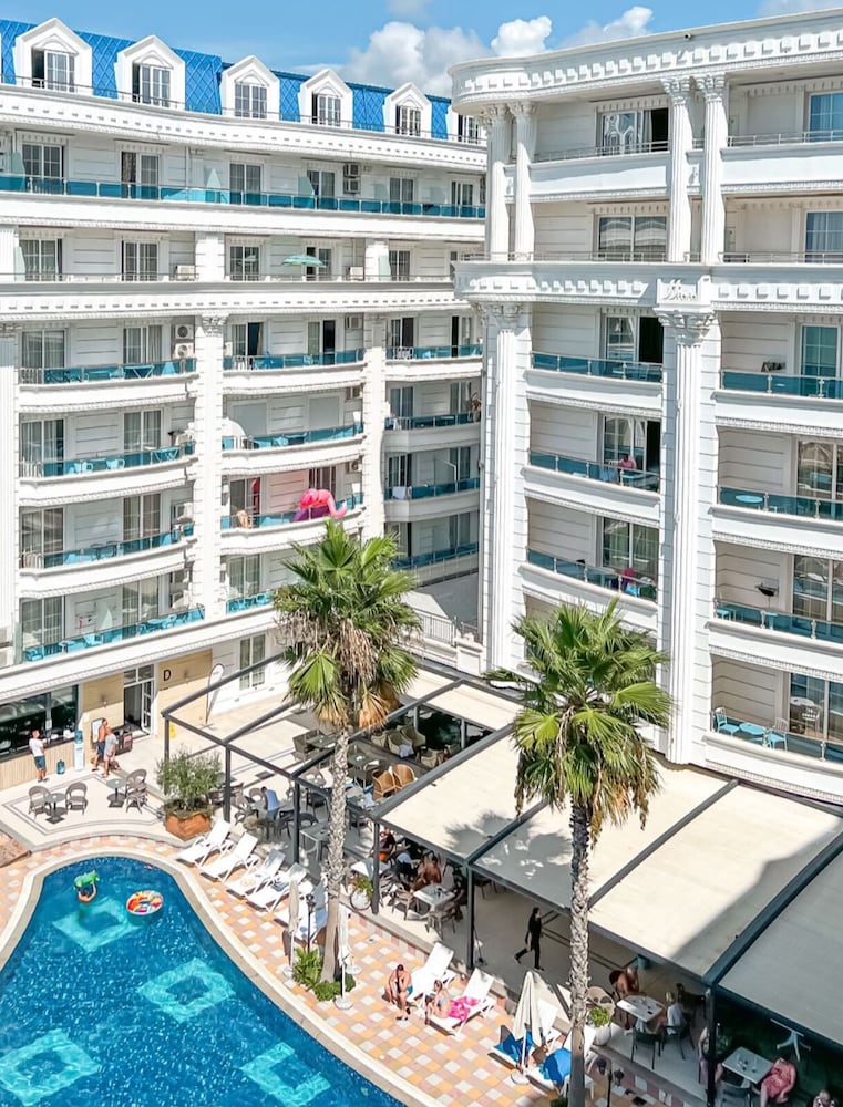 Grand Blue Fafa Resort 4/50