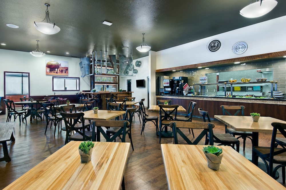 Oxford Suites Hermiston 32/39