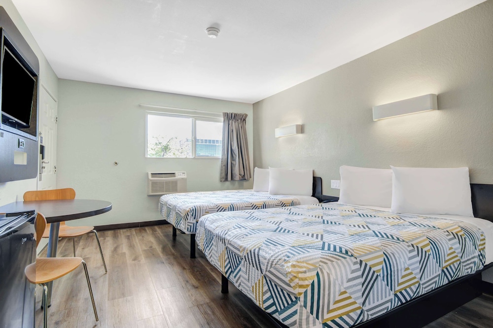 DELUXE, 2 DOUBLE BEDS