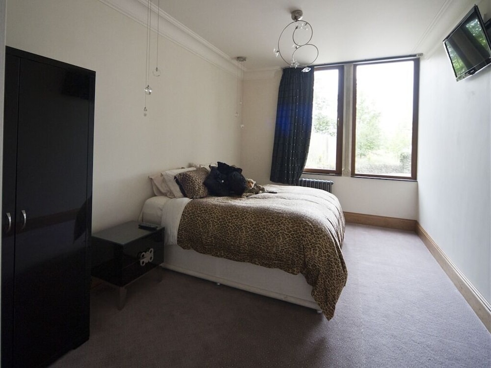 The Saddleworth Hotel 12/42