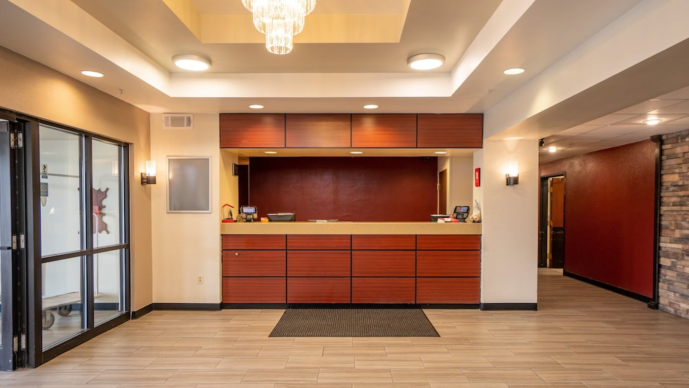 Red Roof Inn and Suites Indianapolis Airport 11/46