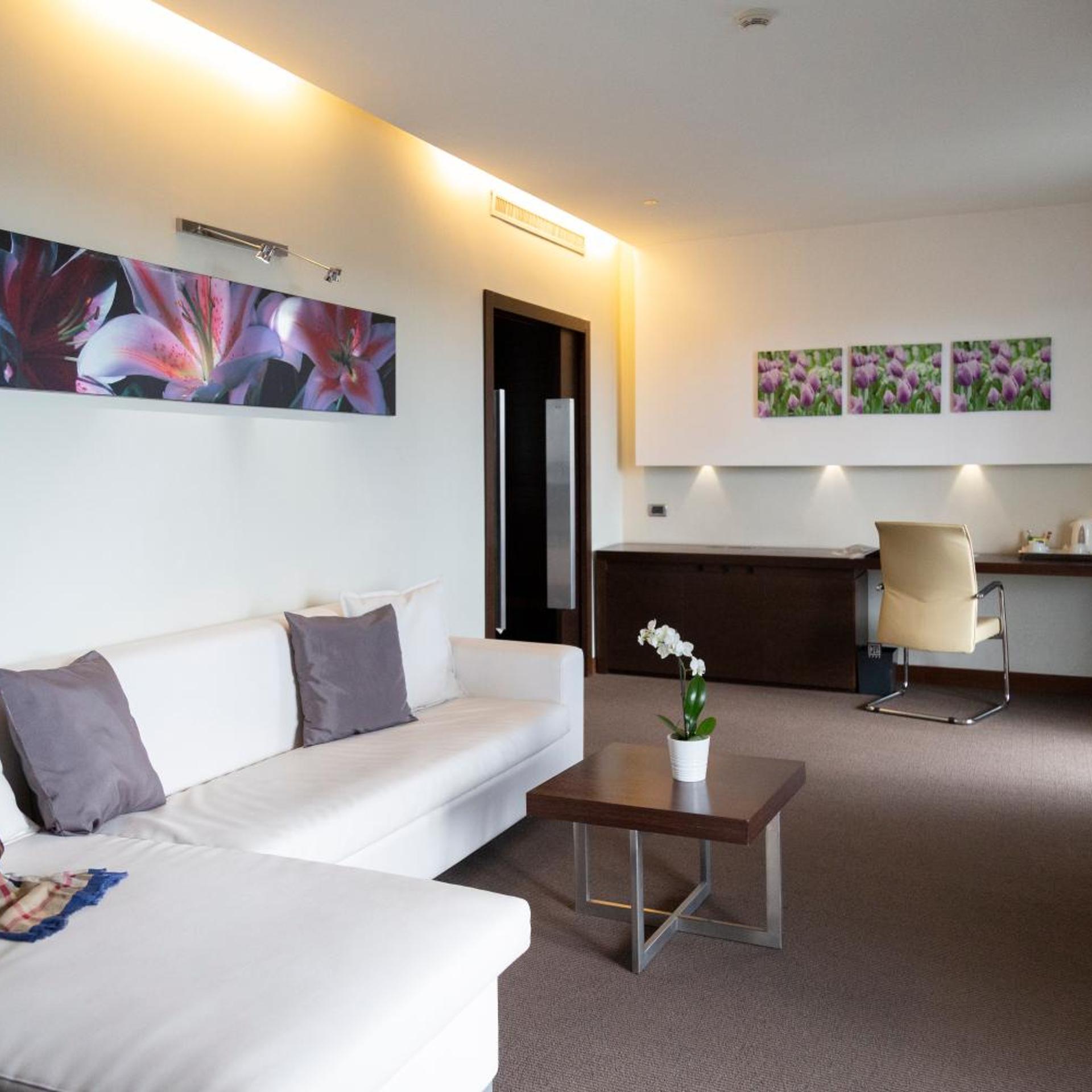 جناح، Hotel Selene 2/10