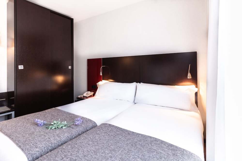 ROOM, TWIN BEDS