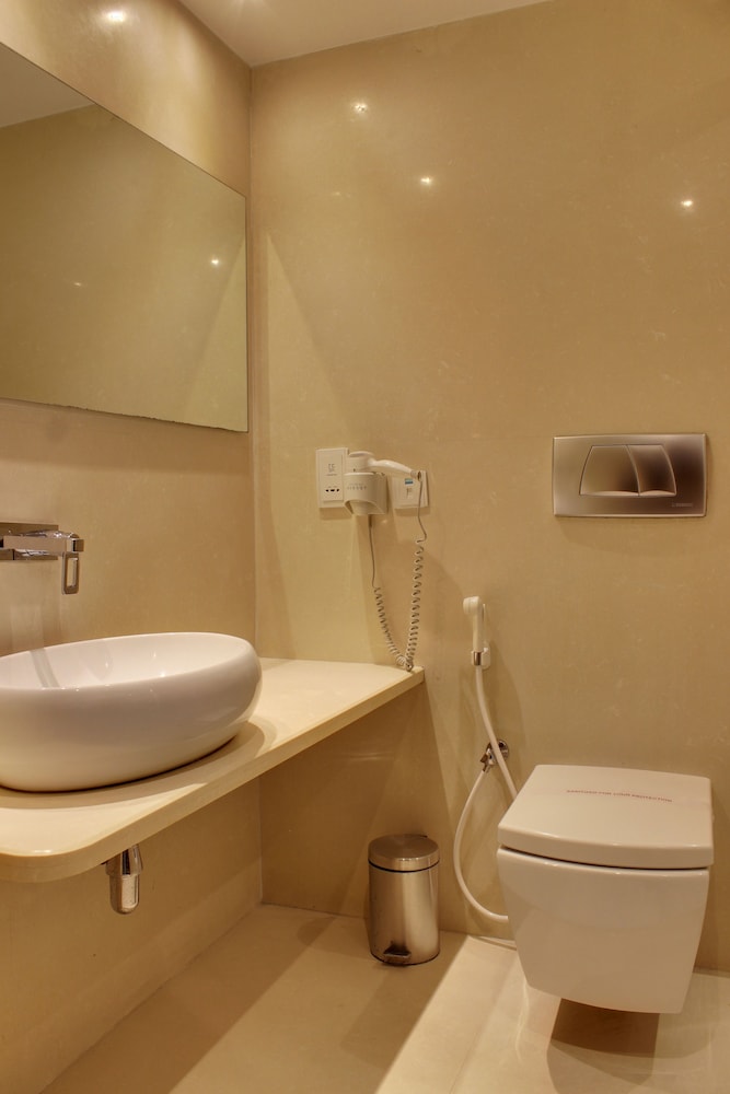 Godwin Deluxe Hotel 62/64