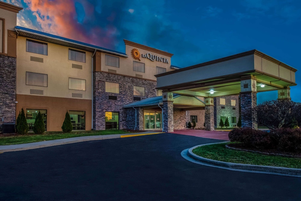 La Quinta Inn & Suites by Wyndham Fairborn Wright-Patterson 1/50