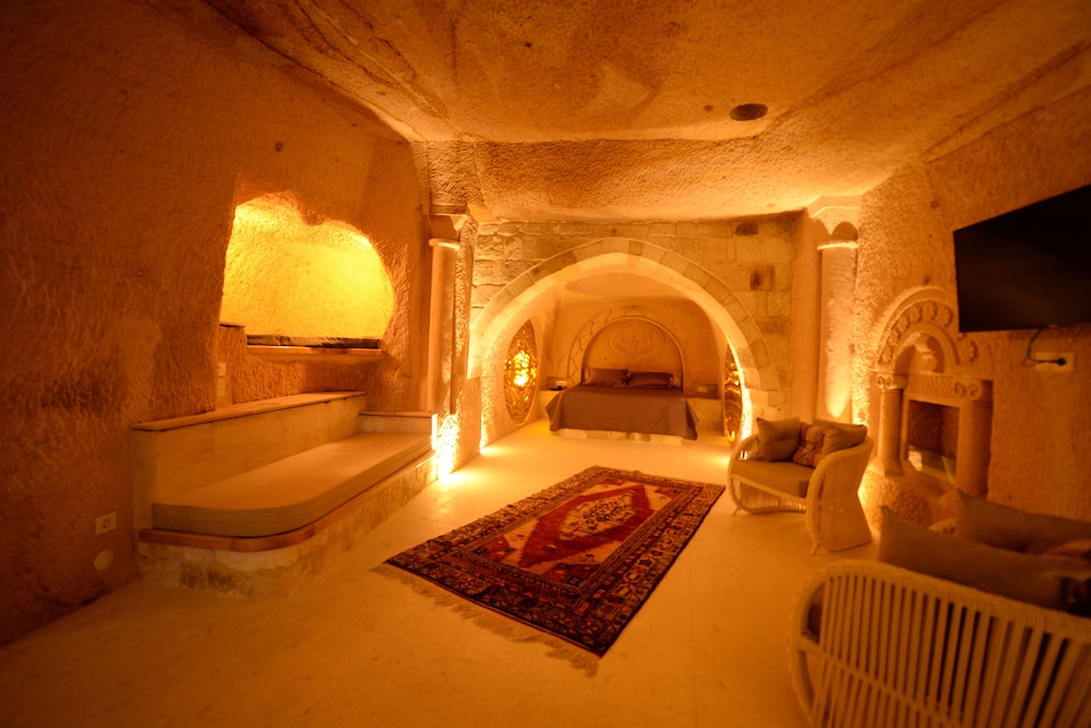 Crassus Cave Hotel 25/50