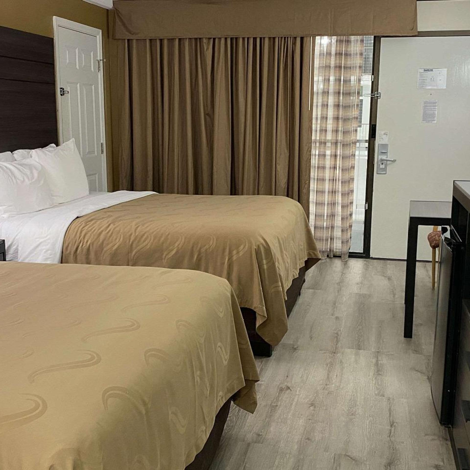Standard, Queen Bed, Pool View