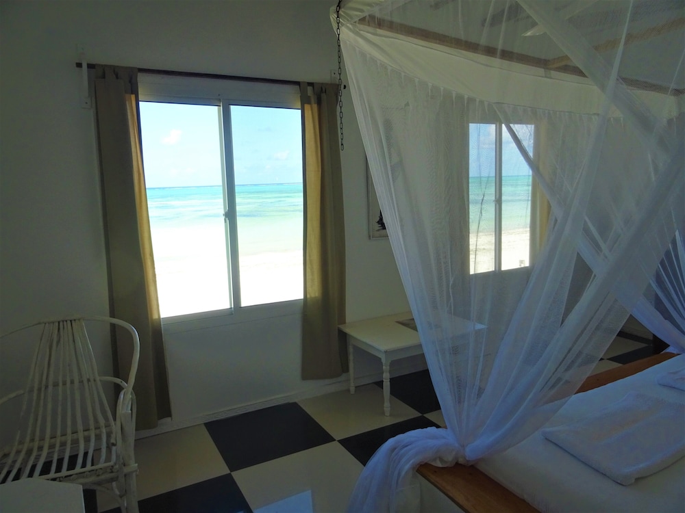 Makuti Beach Bungalows 18/65