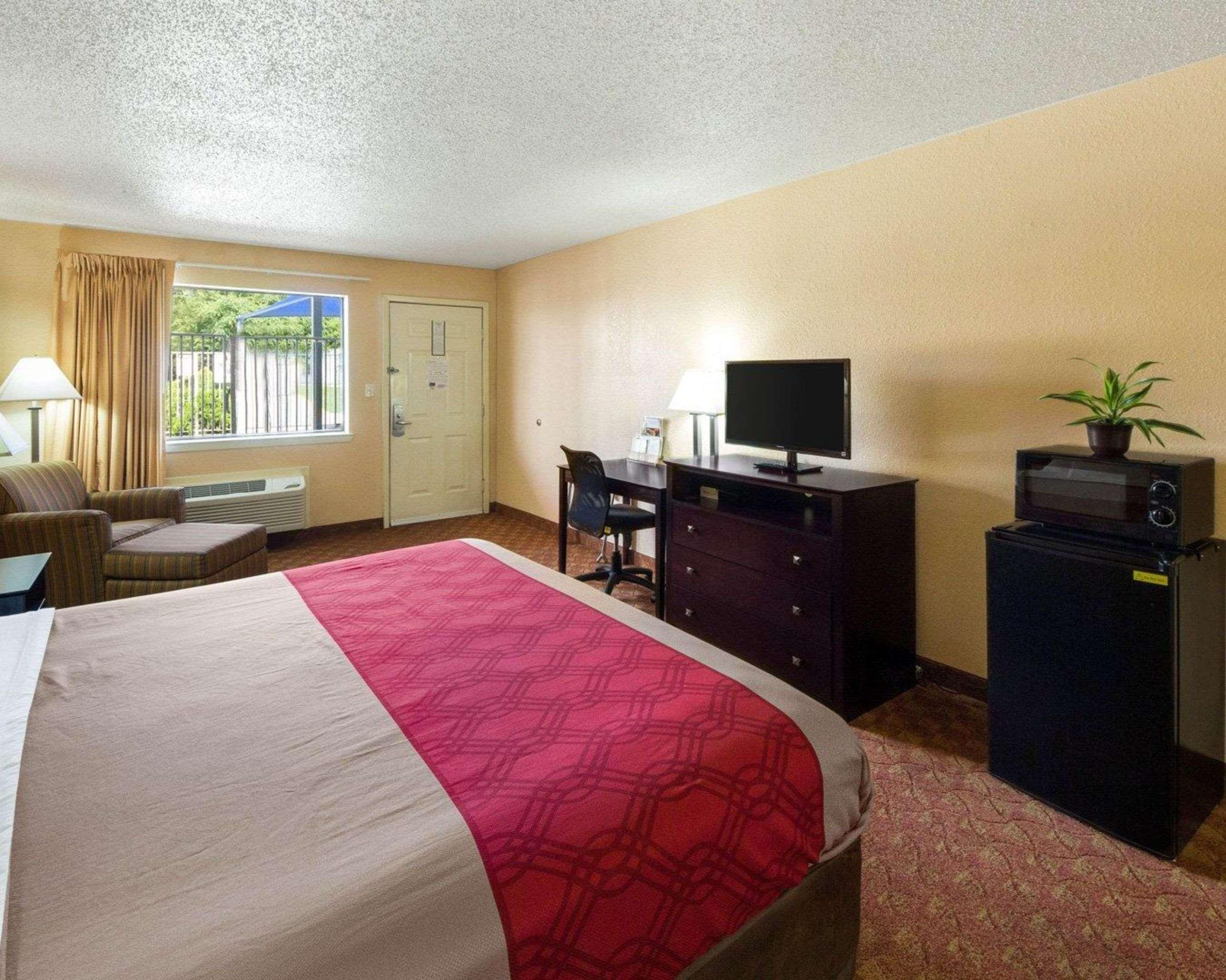 غرفة بسرير كينج للمدخنين، Econo Lodge Inn & Suites San Antonio near Frost Bank Center 2/2