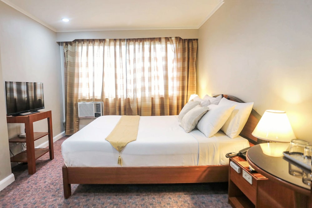 Holiday Plaza Hotel 56/86