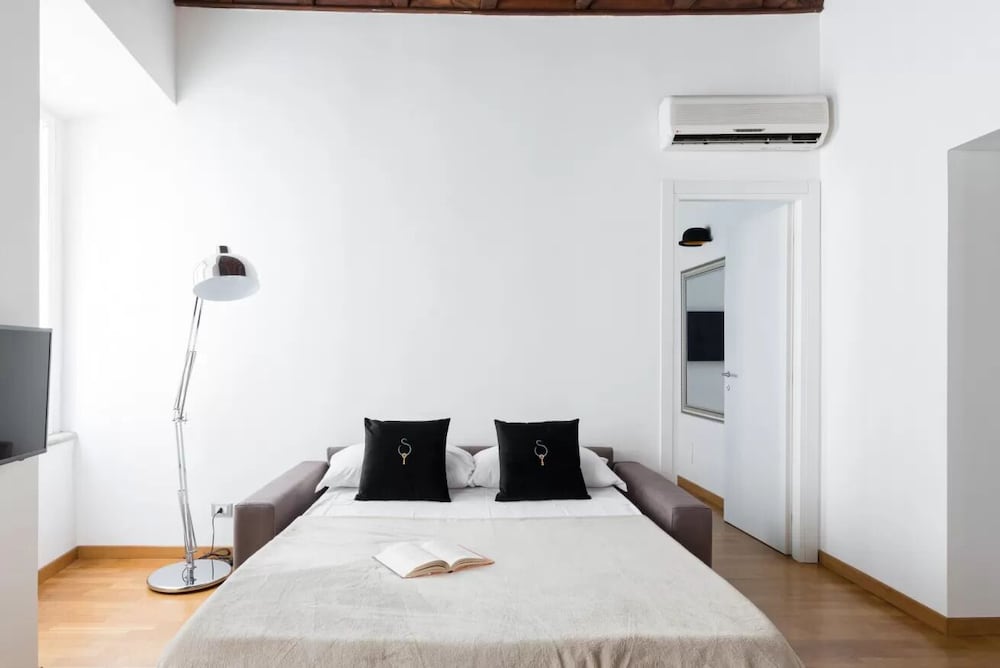 World, Apartment, Queen Bed, Sofa