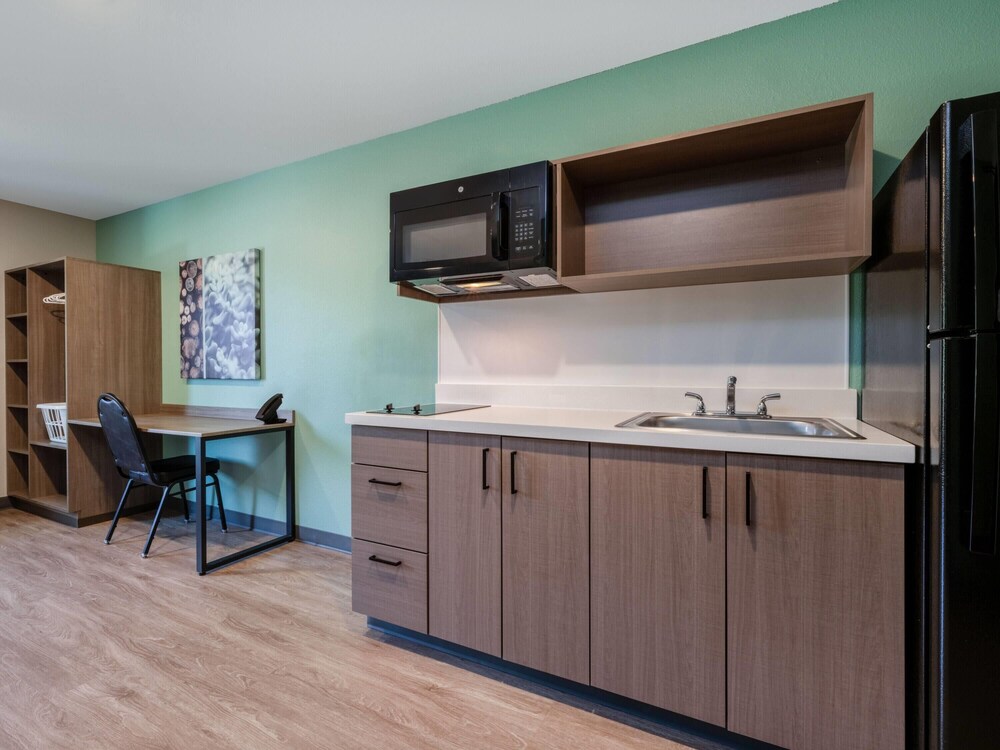 ECHO Suites Extended Stay by Wyndham Springfield Airport PLZ 8/49