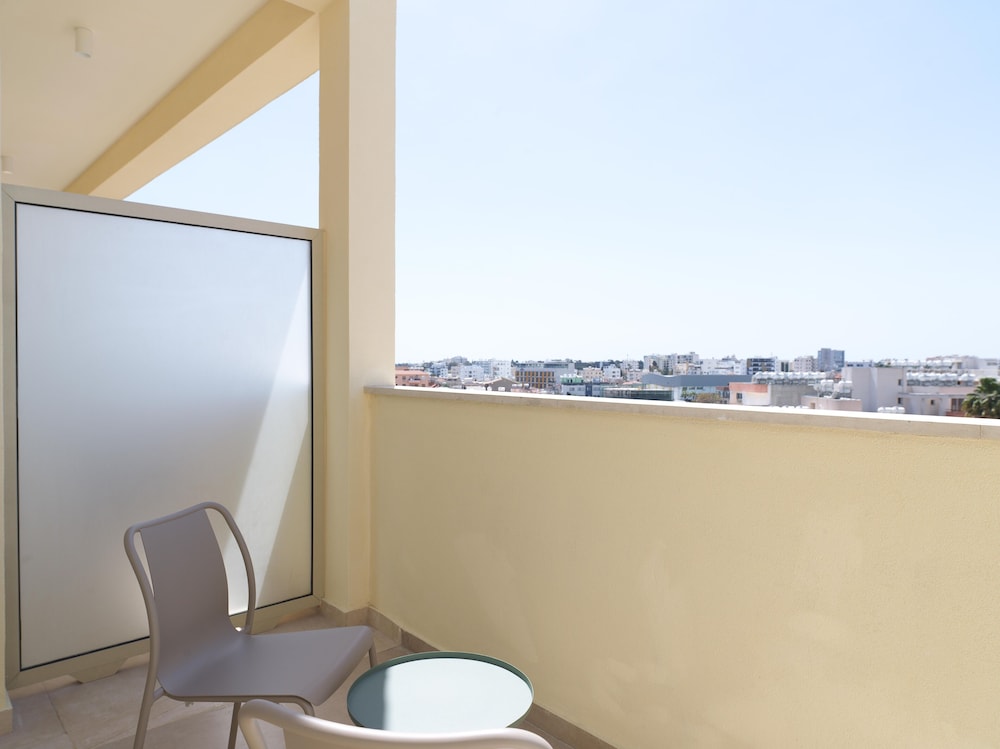 Leonardo Boutique Hotel Larnaca 59/62
