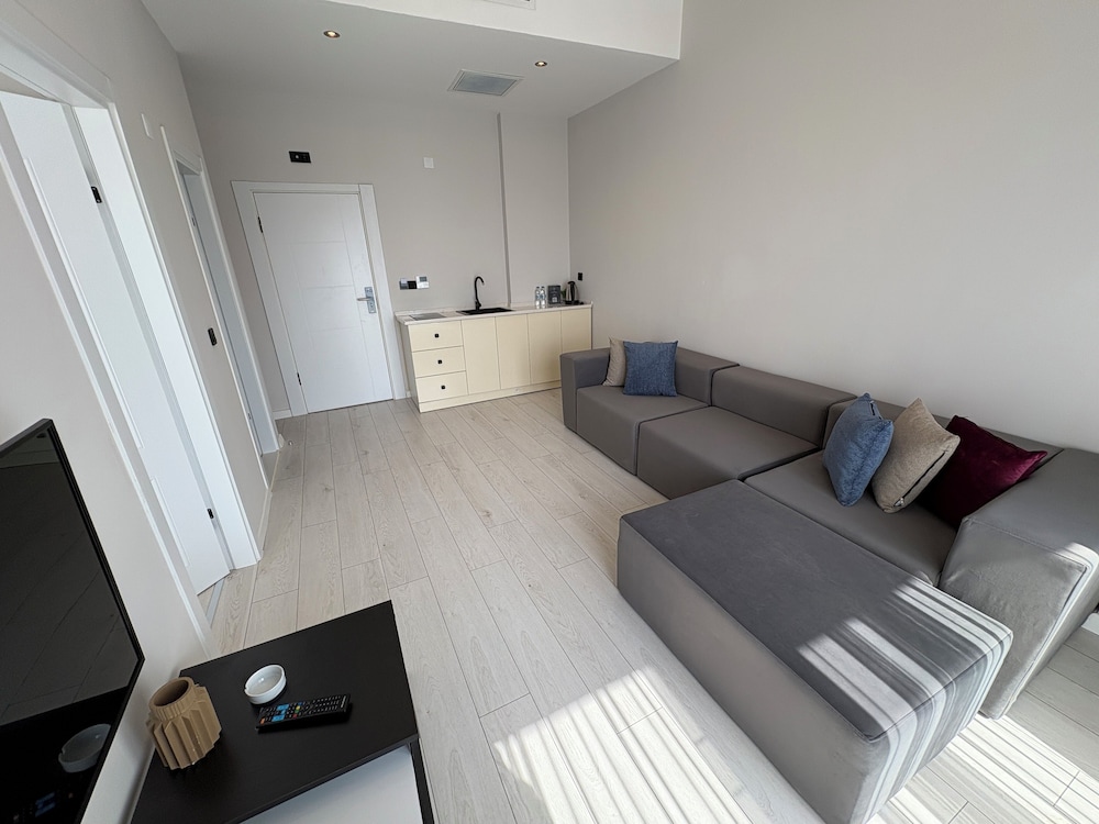 Green Hills Suites 43/60