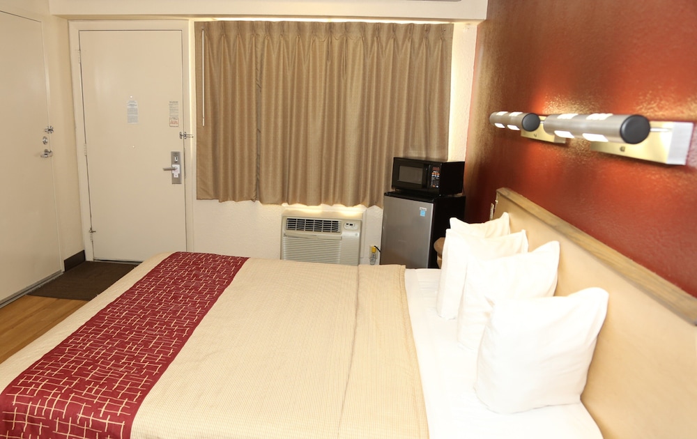 Red Roof Inn Enfield 11/20