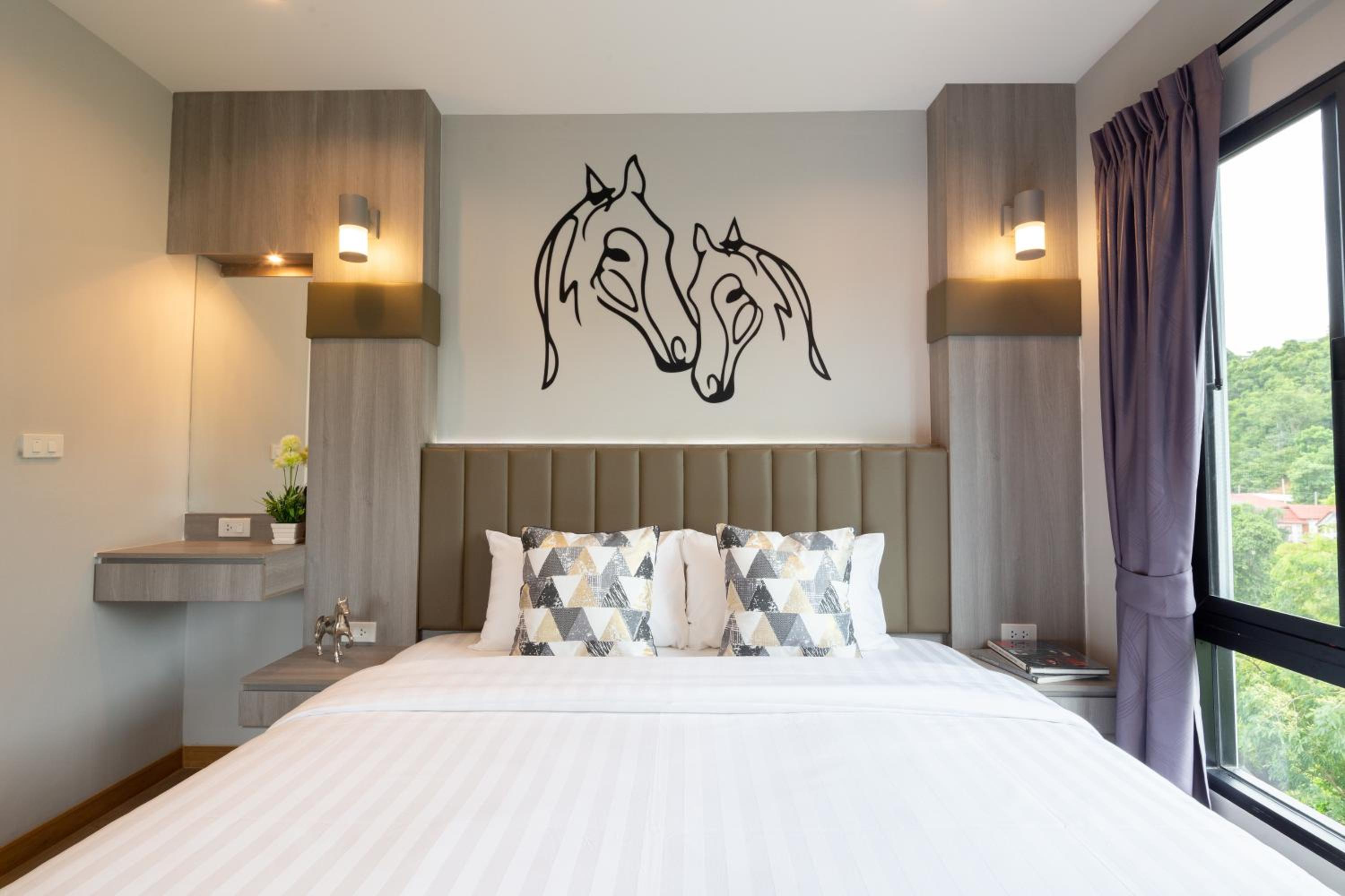 Horsehill Hotel Sriracha 6/25