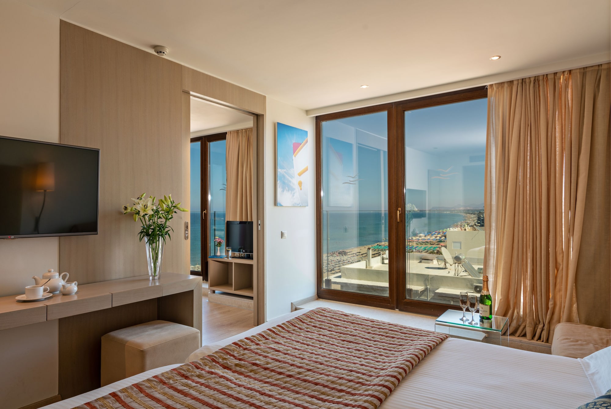 Suite Deluxe Sea View and Jacuzzi، KRITI BEACH 7/9