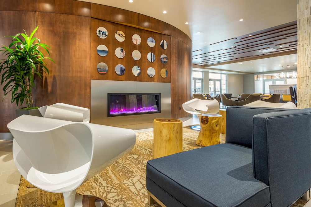 Cambria Hotel Milwaukee Downtown 34/56