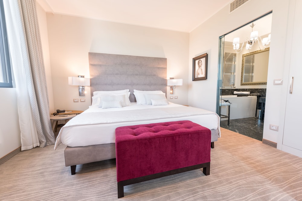 DELUXE, SUITE, DOUBLE BED, SOFA