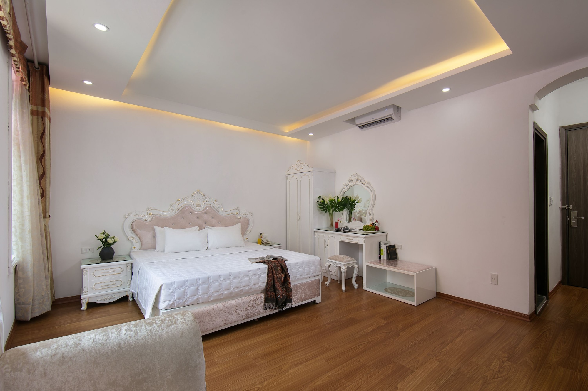 Suite, King Bed, Balcony