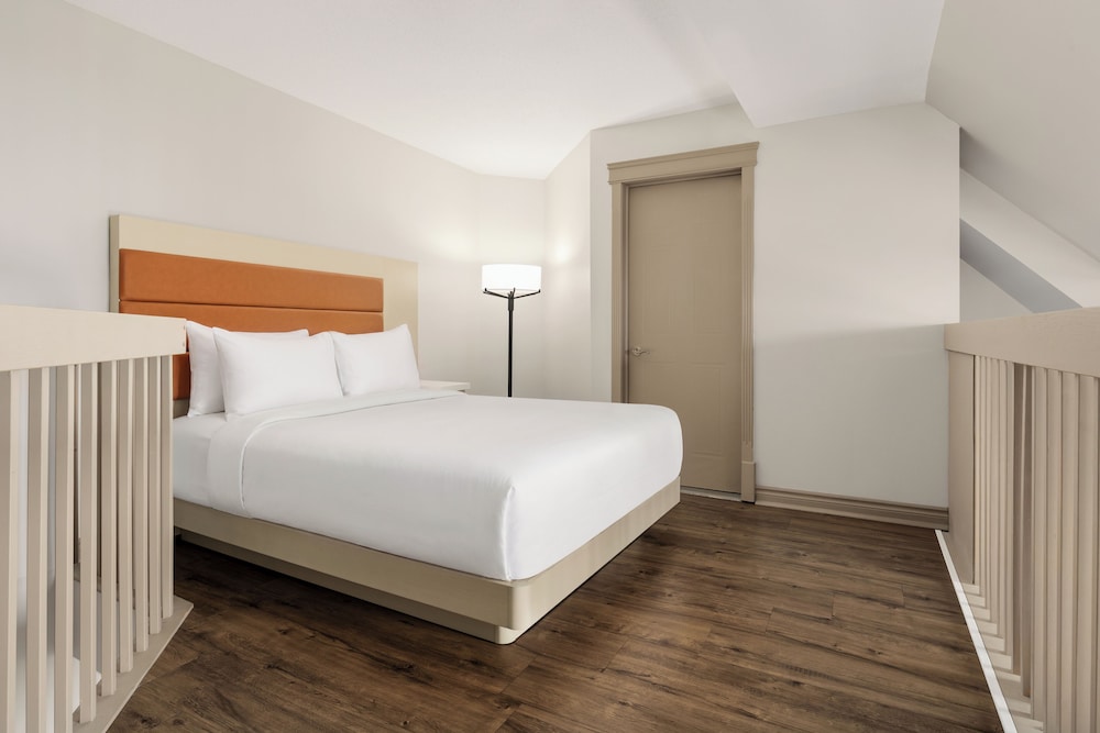Bi Level, Suite, King and Queen Bed