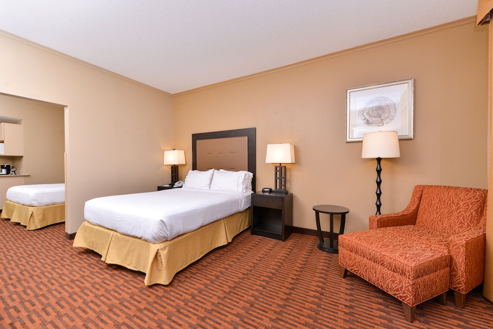 غرفة قياسية بسرير كينج في الطابق الأرضي، Holiday Inn Express Breezewood 5/7