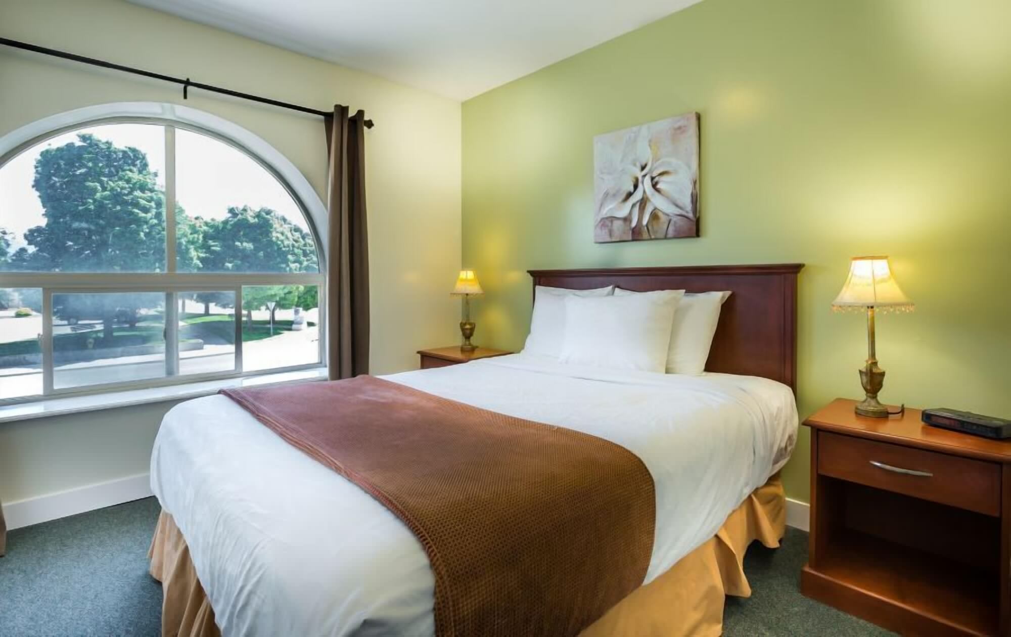 2 BEDROOMS, SUITE