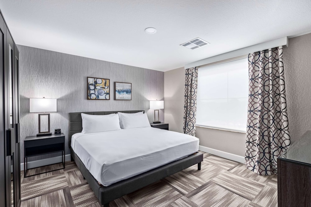 Suite, King Bed, Kitchen, Accessible, Fountain Park Hotel, BW Signature Collection 2/3