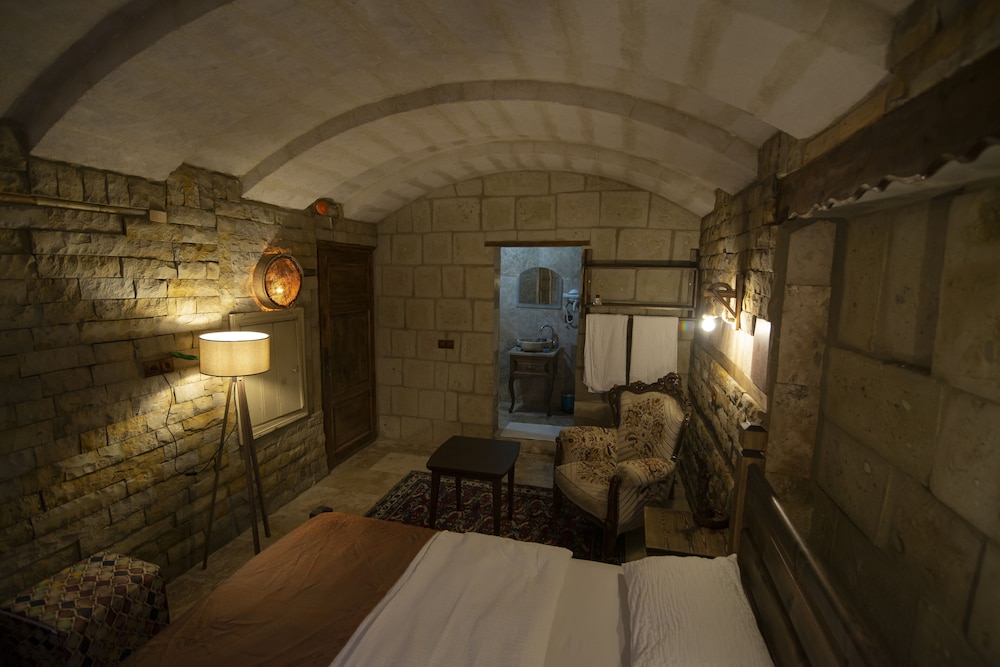 The Cave House 18/38