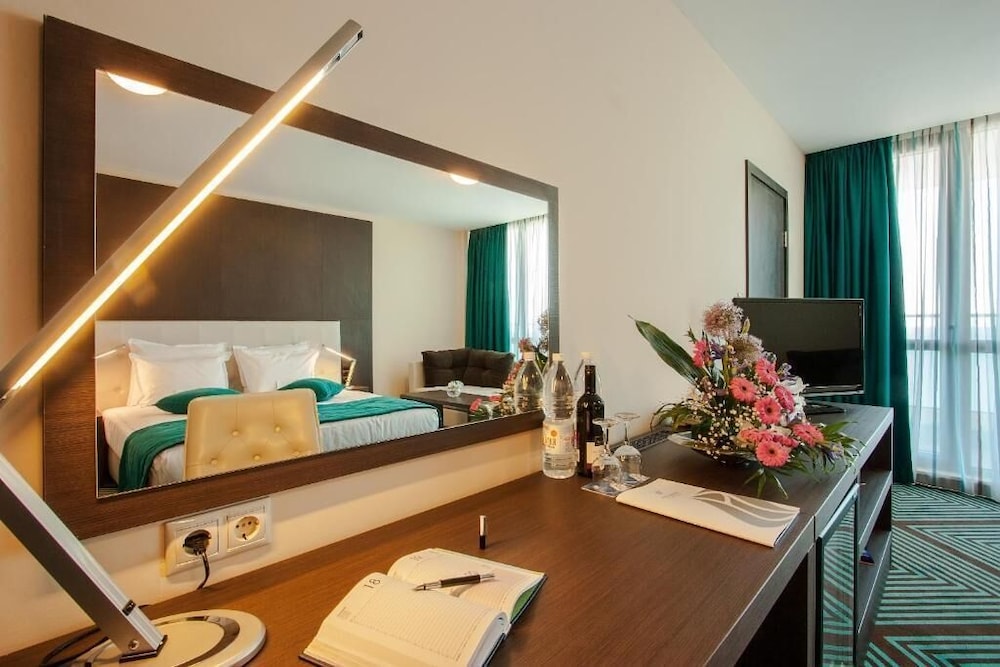 International Hotel Casino Tower Suites 38/50