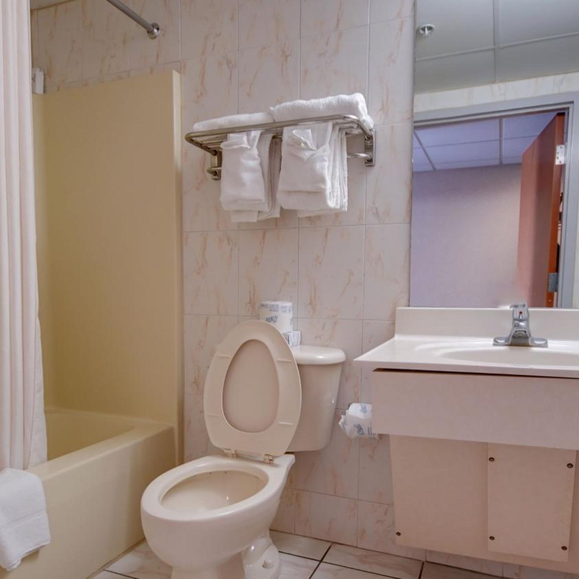 Room, 2 Queen Beds, Side View, Hot Tub، Ocean 1 Hotel and Suites 8/10