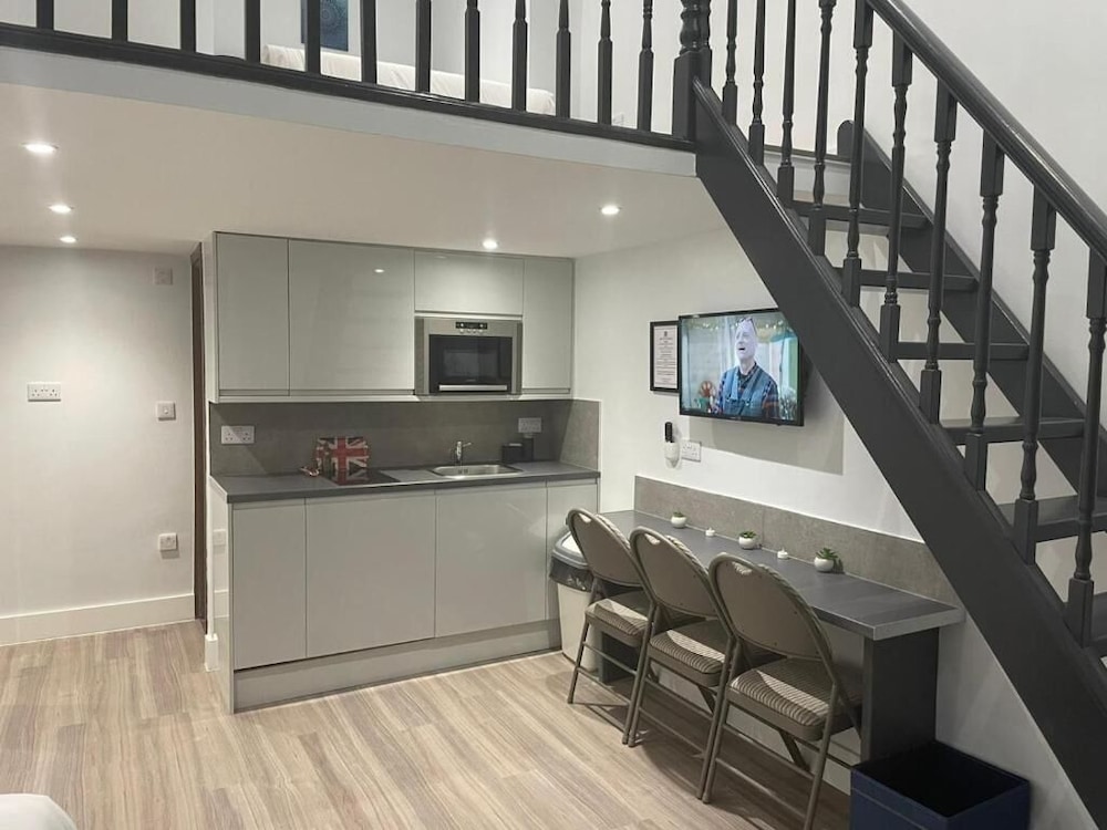 LONDON PLAZA SERVICED APARTMENTS 33/52