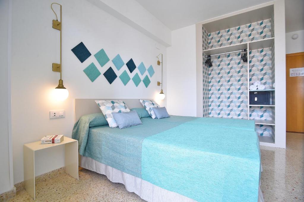 Room, Balcony
