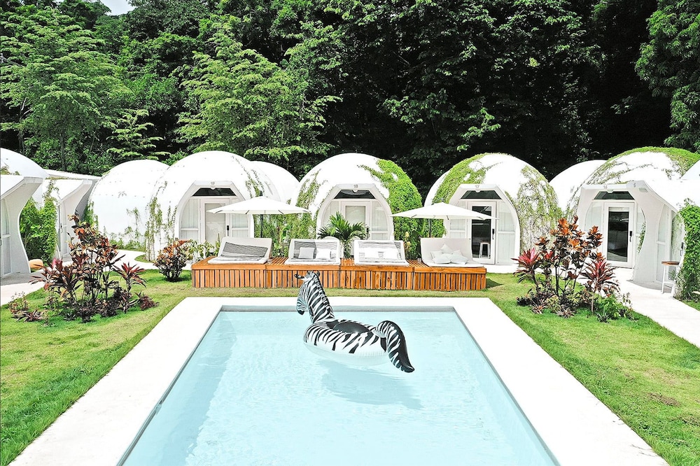Igloo Beach Lodge 34/36