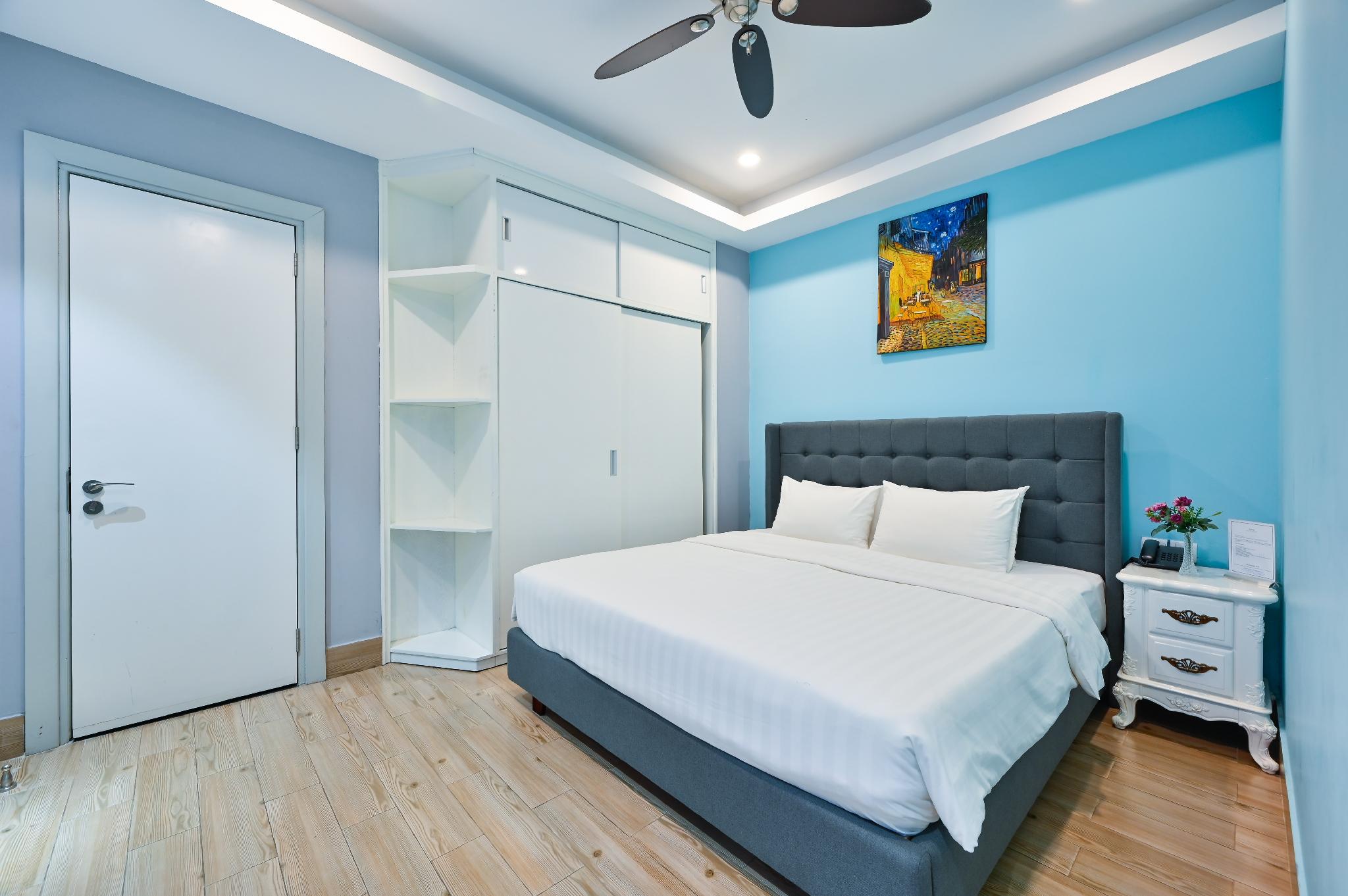 Standard, Queen Bed, No Window