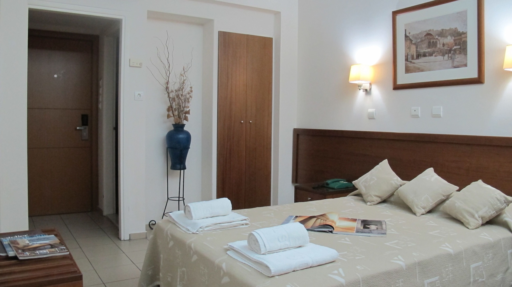 ROOM, DOUBLE OR TWIN BED