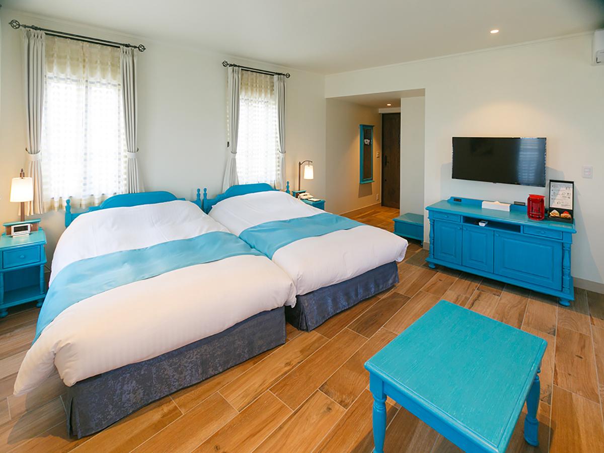 Streetscape, Sunset, Superior, Twin Beds