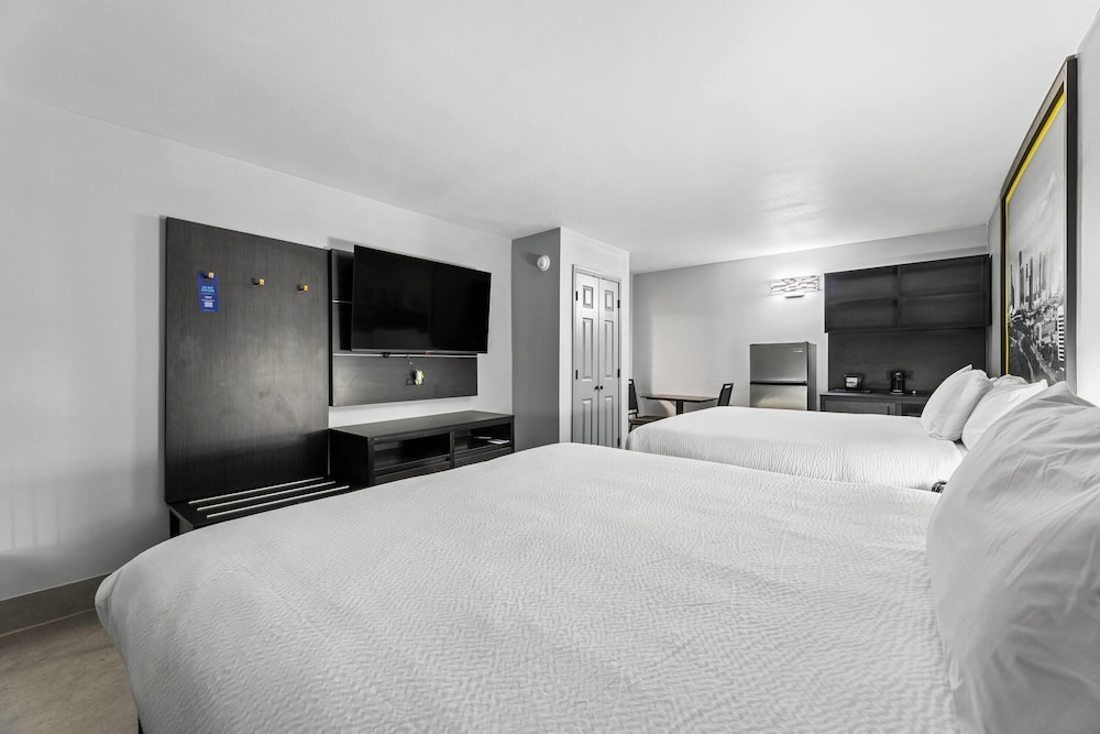 Days Inn & Suites by Wyndham Texas City 27/52