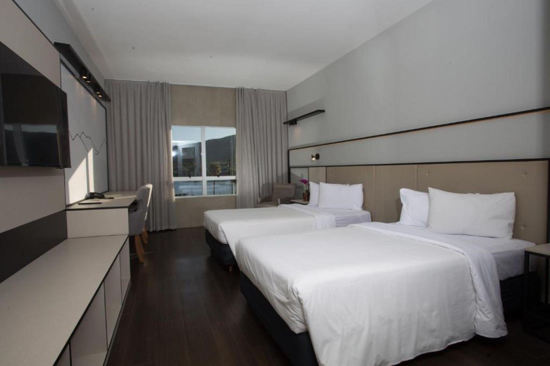 Deluxe, Suite, Twin Beds, Lake View
