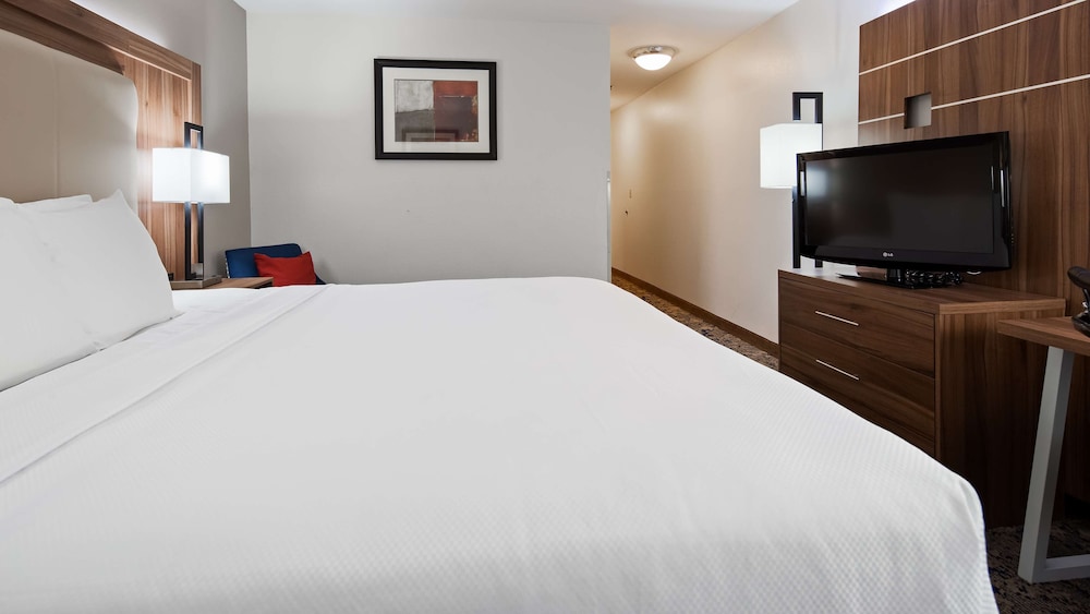 Best Western Plus Kansas City Airport-Kci East 8/43